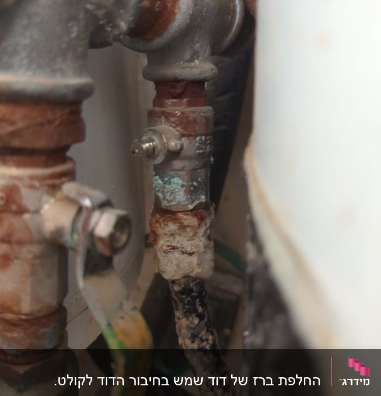 צינור מתכת עם חלודה וחיבורים